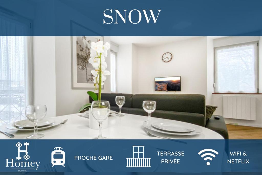 福龙河畔拉罗什HOMEY SNOW - Proche Gare - Balcon privé - Wifi的一张带酒杯桌子的饭厅的照片