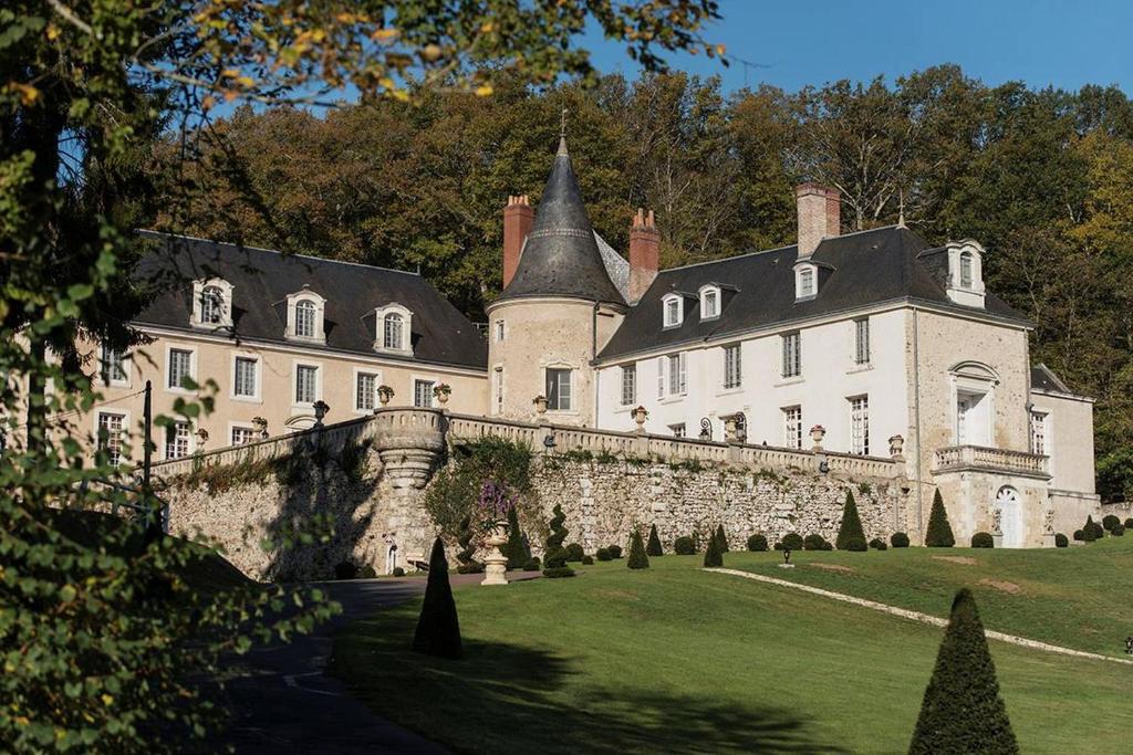 Saint-Étienne-de-ChignyChâteau De Beauvois - La Maison Younan的一座拥有石墙和树木的大型城堡