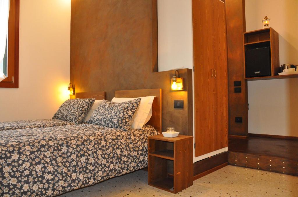 蒙泰贝卢纳NAZIONALE Camere的一间卧室配有一张床和一台平面电视