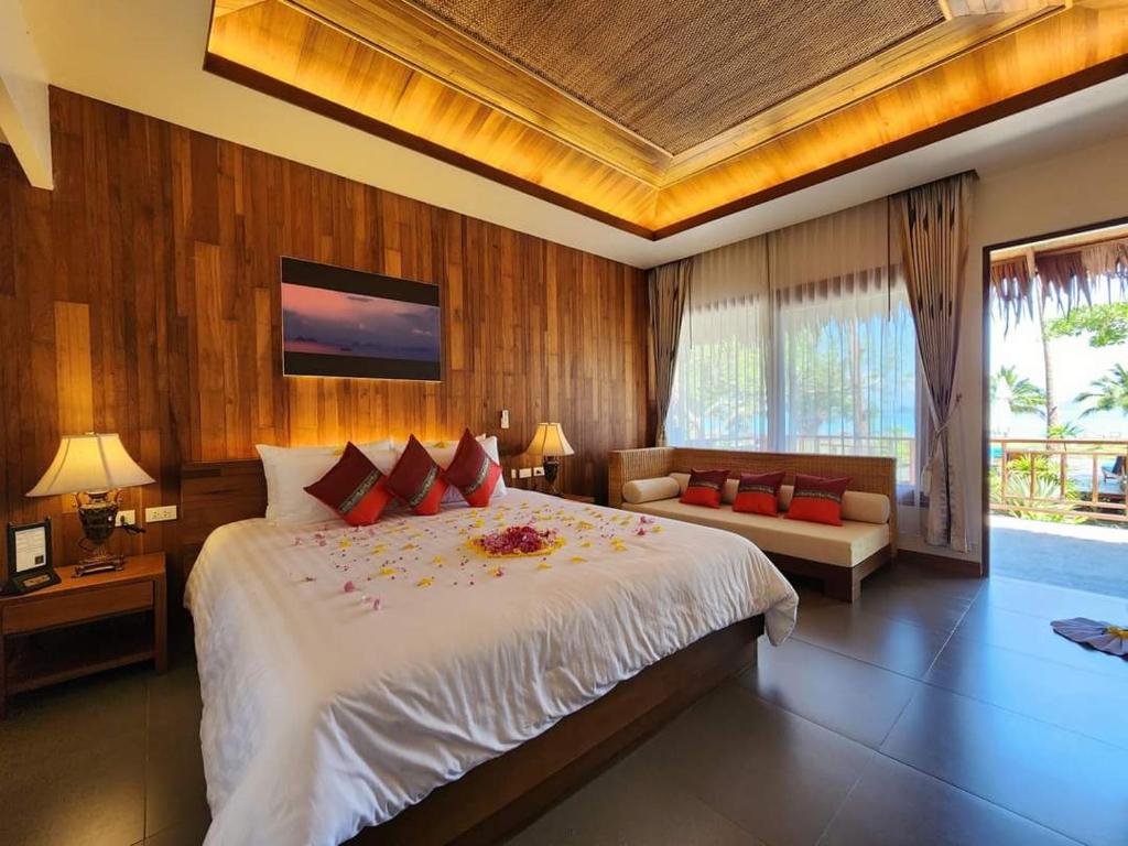 瑶亚岛Better View Koh Yao Yai的一间卧室配有一张带红色枕头的大床