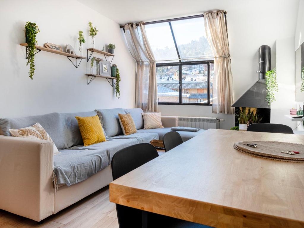 拉莫利纳Apartment Ginesta by Interhome的客厅配有沙发和桌子