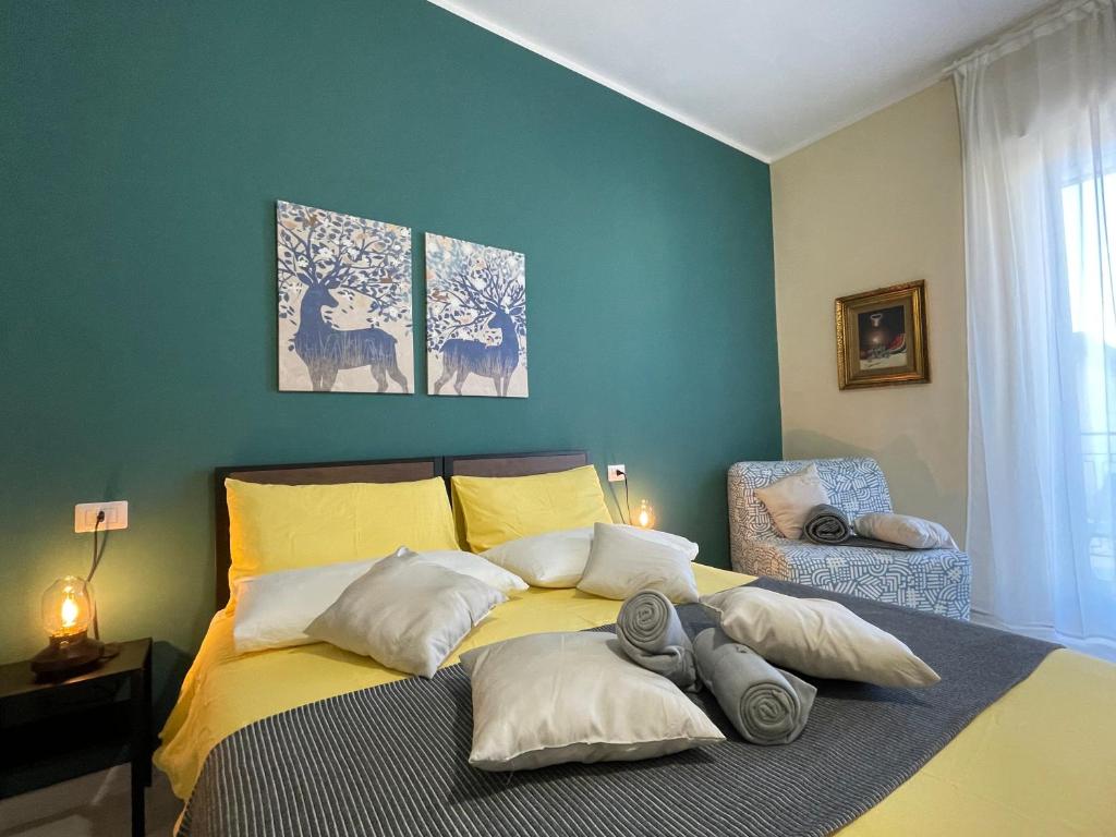 沃拉B&B D'Aponte Home的一间卧室配有黄色的床和两个枕头