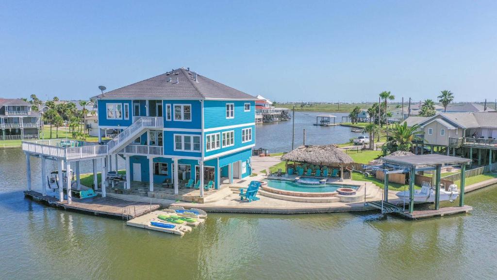 加尔维斯敦Livin' the Dream的水面上的一个大型蓝色房子