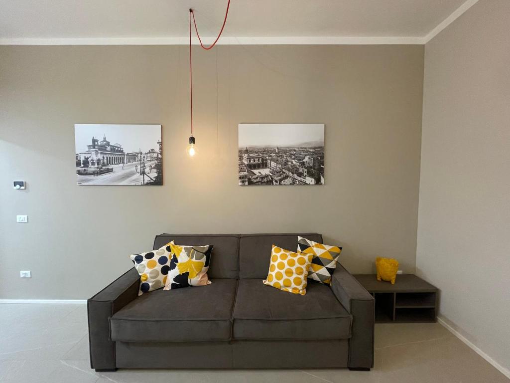 布雷西亚Ca'Sazen Bilo 20的客厅配有带枕头的棕色沙发