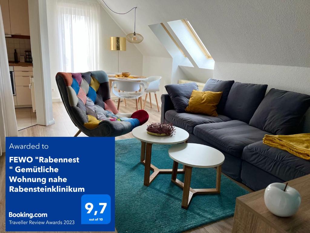 开姆尼茨FEWO "Rabennest " Gemütliche Wohnung nahe Rabensteinklinikum - kein separates Schlafzimmer, Studiowohnung的客厅配有蓝色的沙发和桌子
