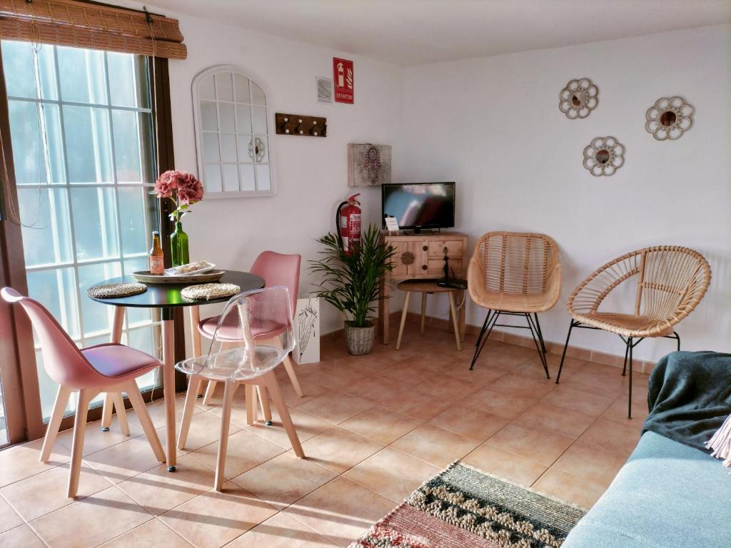 丰卡连特德拉帕尔马El Somadero B的客厅配有桌椅