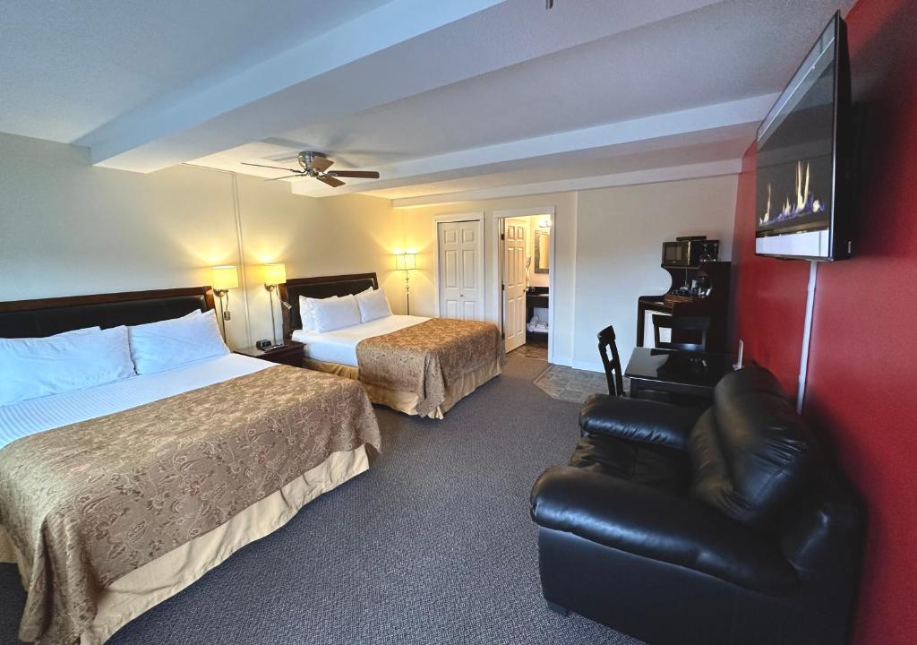 尤克卢利特湾岸海滨旅馆的酒店客房带两张床和真皮座椅。