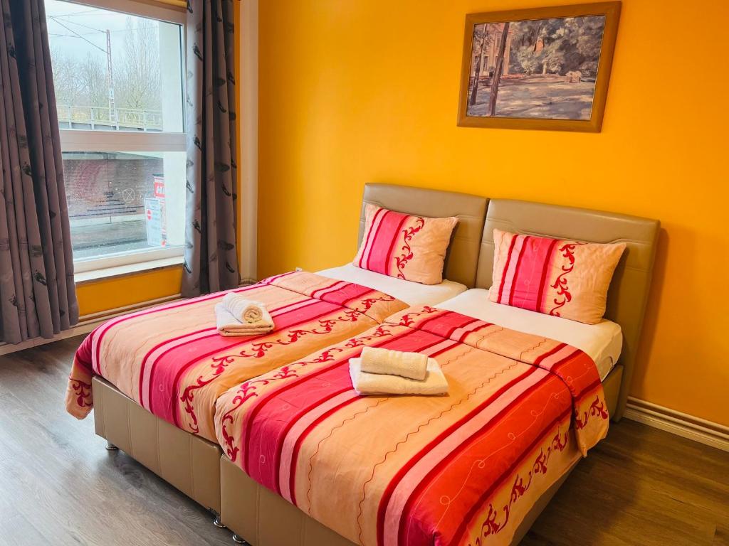 汉堡M&M Hotel - Wilhelmsburg的一间卧室配有一张床,上面有两条毛巾
