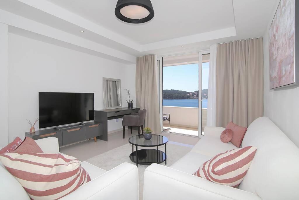 扎通Seaside Apartment M Zaton 5 - Sea View & Parking的客厅配有白色沙发和电视