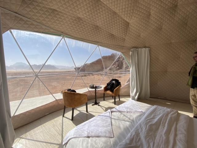 瓦迪拉姆Star rum的一间带沙发床的卧室,享有沙漠美景