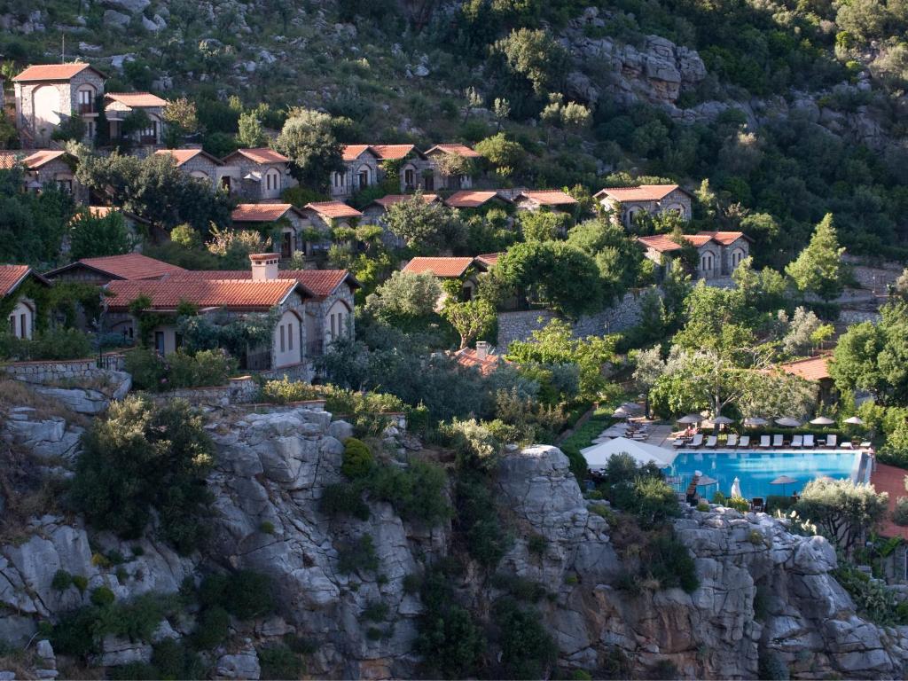 图兰克Dionysos Village Hotel Marmaris的山间别墅 - 带游泳池