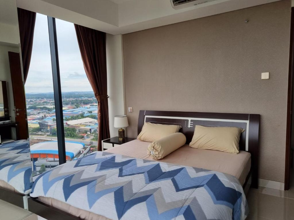 巴淡岛中心Amazing view 2 bedrooms new apartment的一间卧室设有一张大床,享有美景。