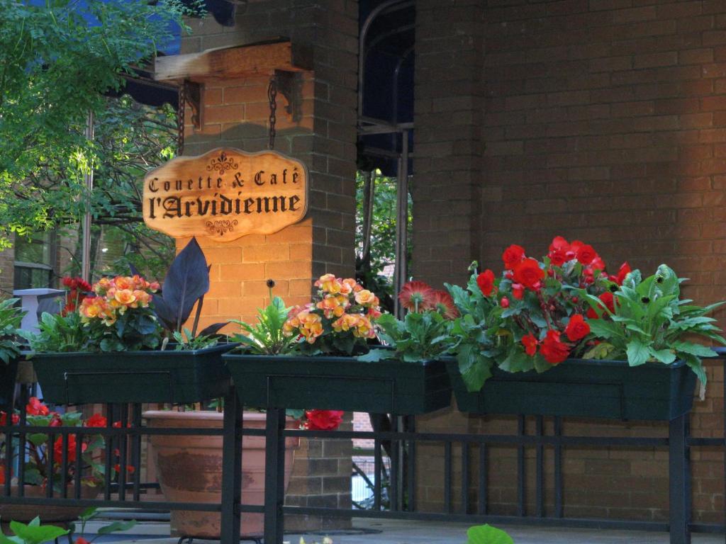 魁北克市拉维典奎特咖啡馆及酒店的建筑物前的一组花