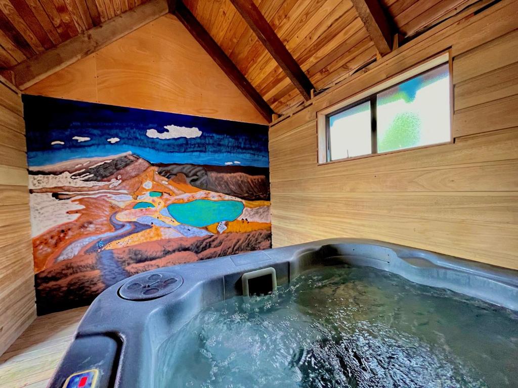 国家公园冒险汽车旅馆及同加里罗轨道交通的墙上有画作的房间,设有浴缸