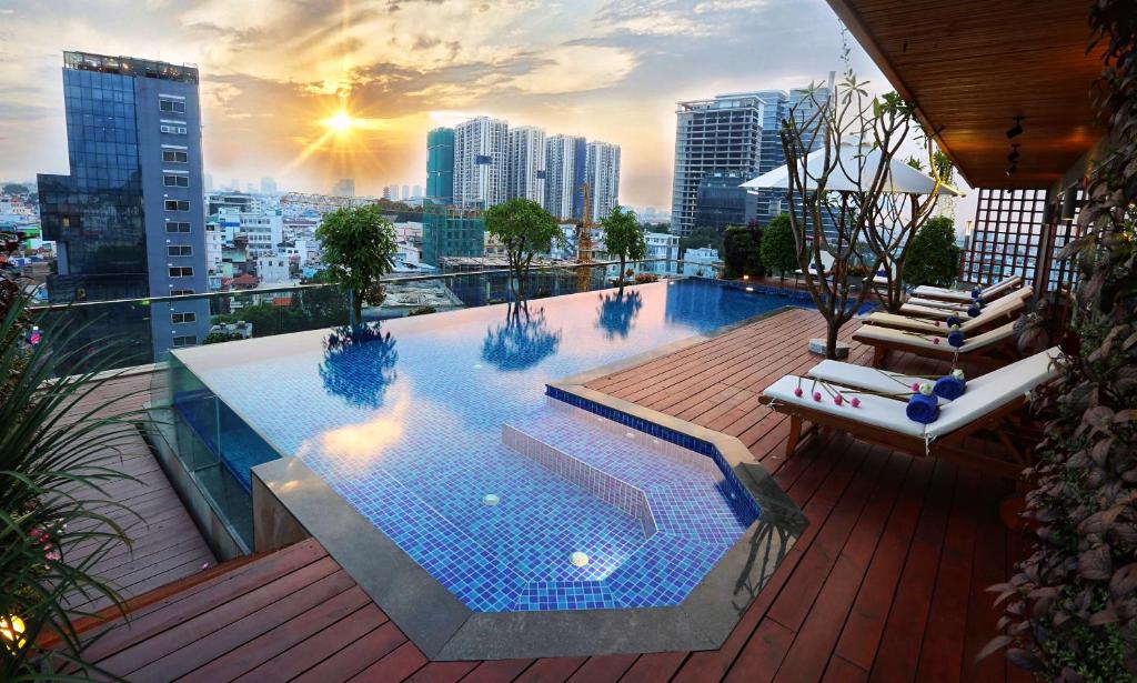 胡志明市Lotus Saigon Hotel的一座享有城市美景的建筑中的游泳池