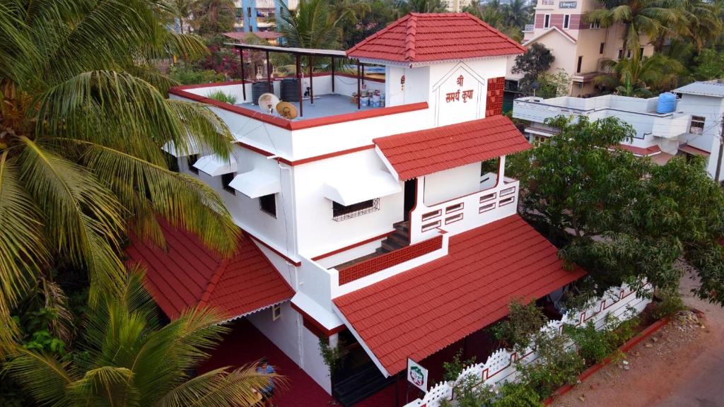 拉特纳吉里Gayatri Homestay的享有红色屋顶房屋的空中景致