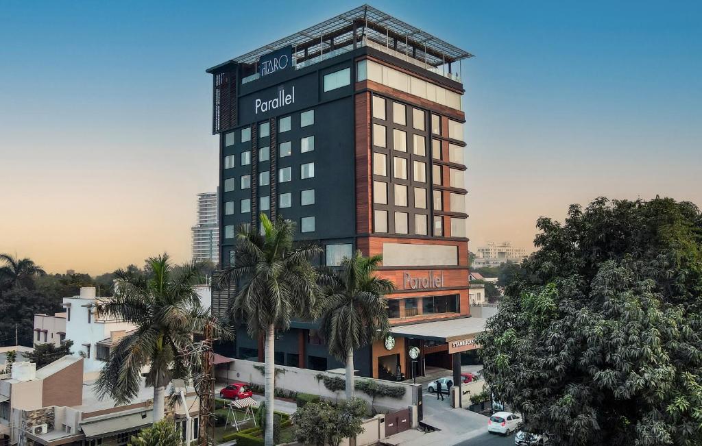 乌代浦Parallel Hotel Udaipur - A Stylish Urban Oasis的一座高大的建筑,上面有标志