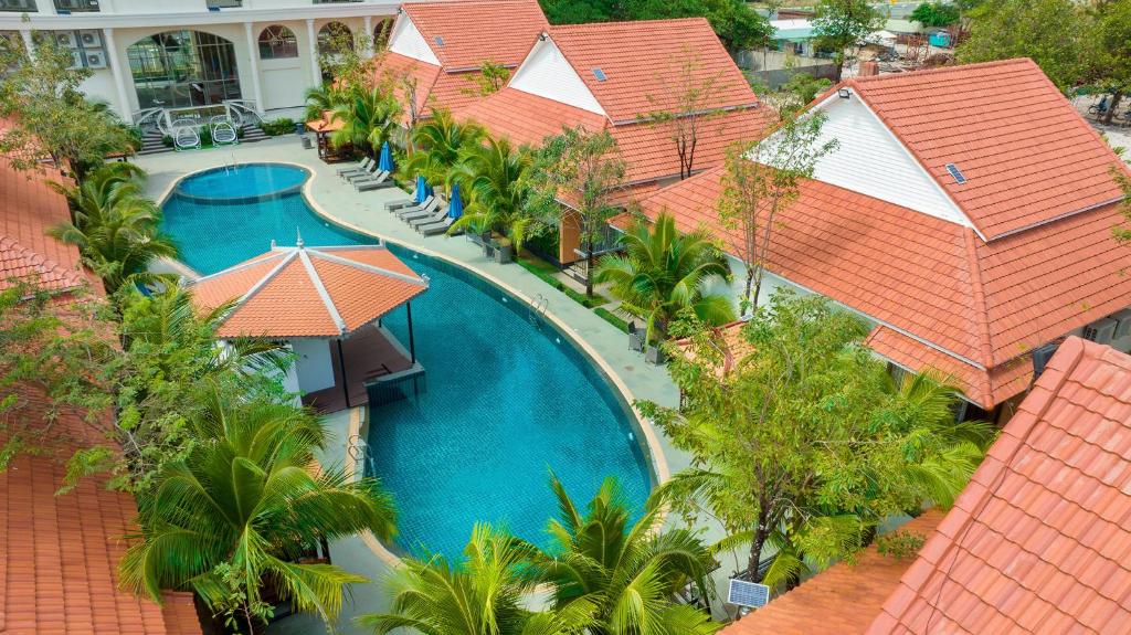 西哈努克Sea Breeze Hotel & Villa的享有度假村游泳池的顶部景致