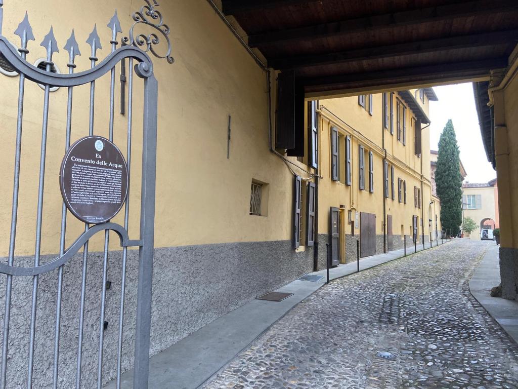 博洛尼亚Once Upon a Time的建筑物前有标志的大门