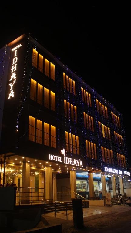 布莱尔港HOTEL IDHAYA的夜间标有标志的酒店大楼