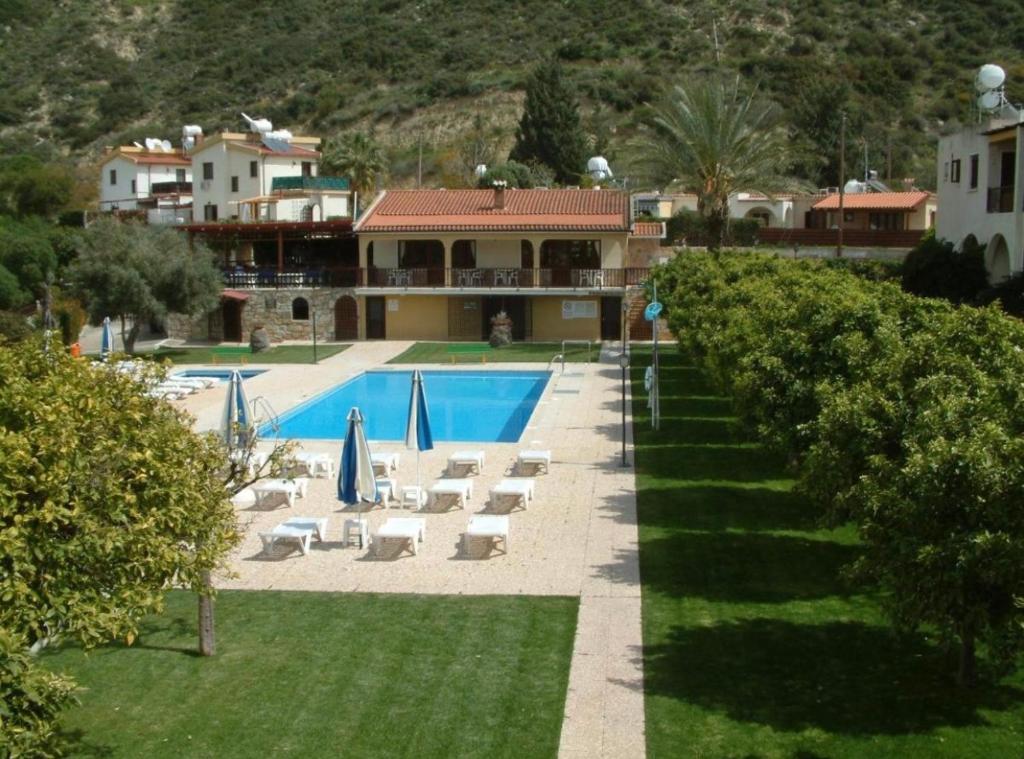 皮斯索里Klimataria B2的一个带游泳池和房子的度假胜地