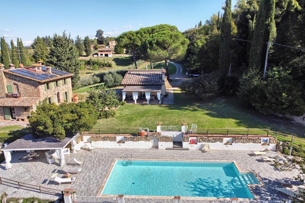 奎尔瑟Villa Tramonto的享有带游泳池的房屋的空中景致