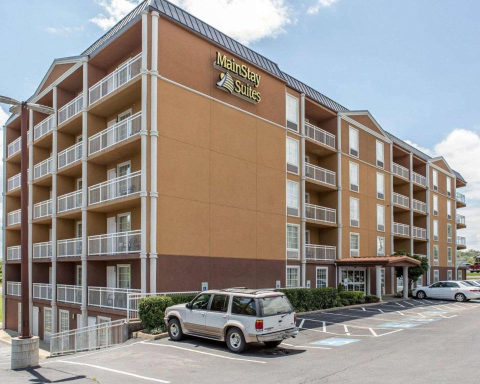 诺克斯维尔MainStay Suites Knoxville North I-75的停车场内有停车位的建筑物