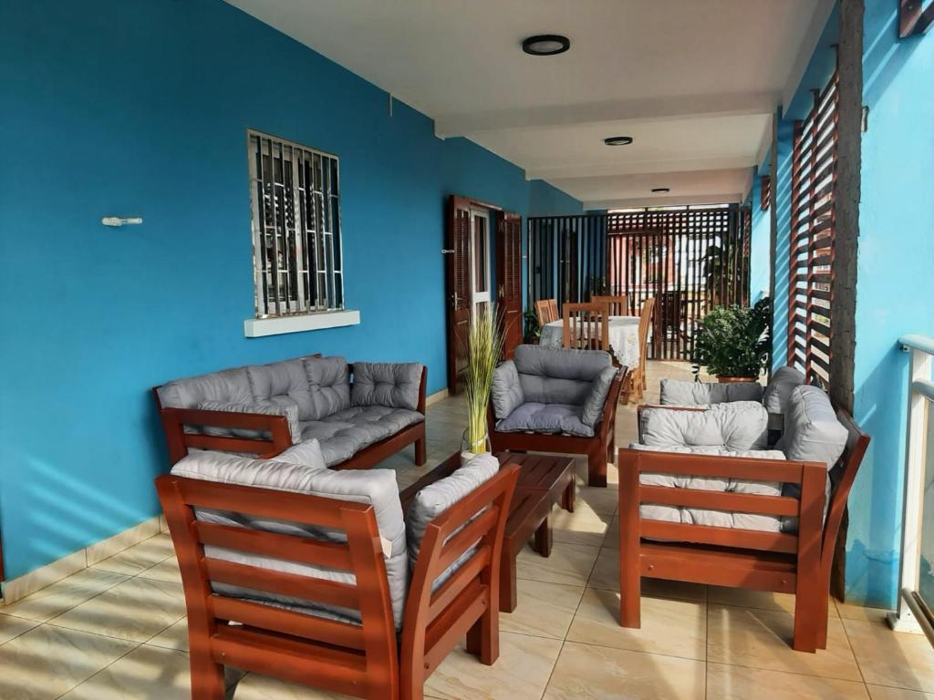 迭戈苏瓦雷斯Résidence Beyt Salama - T1bis ou T4的一间带椅子和沙发的房间以及一面蓝色的墙壁