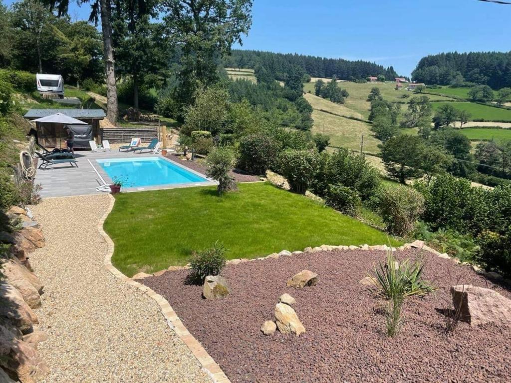 Anglure-sous-DunGezellige luxe caravan met zwembad in zuid- Bourgogne的享有花园空中美景,设有游泳池
