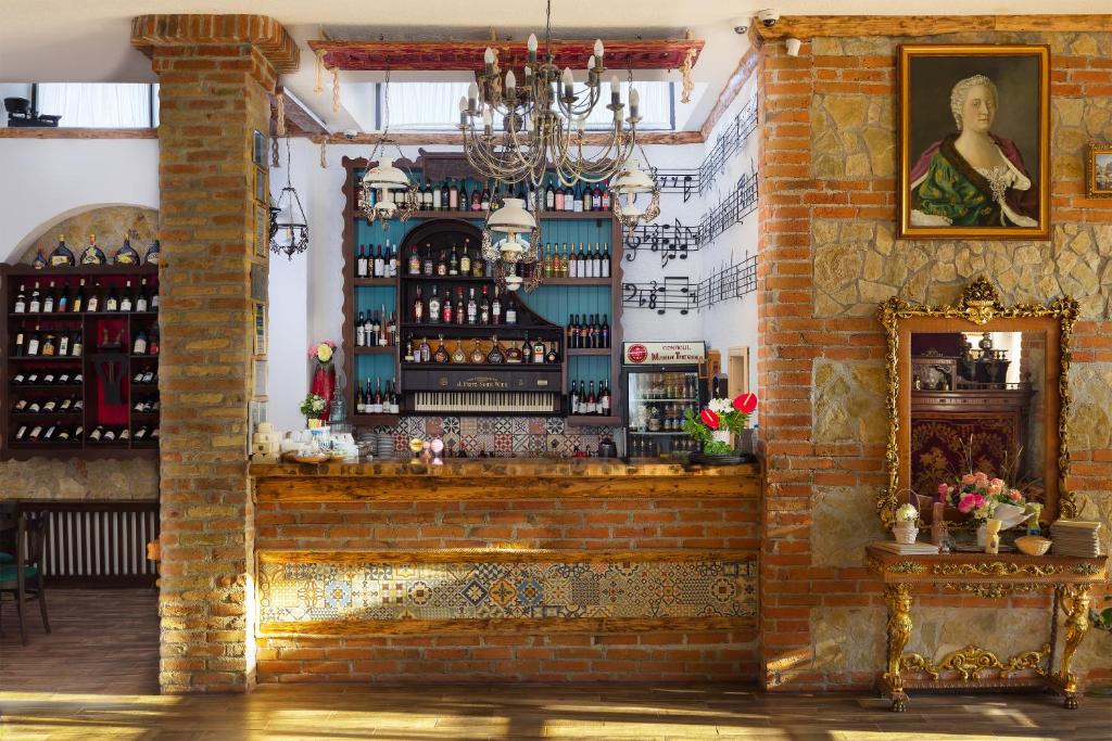OrlatConacul Maria Theresa的砖墙房间里的一个酒吧