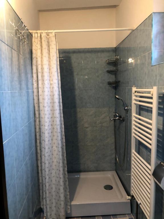 德瓦Apartament BAȘAK 2的带淋浴和浴缸的浴室