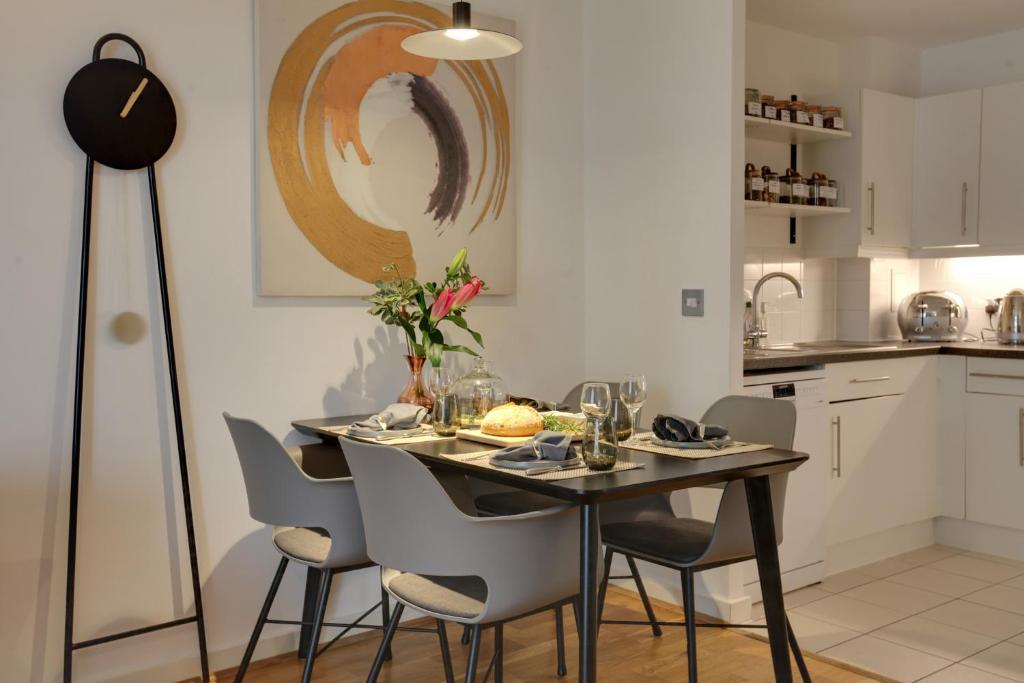 伦敦Central London - The Shoreditch, Angel, Old Street Apartment的一间带桌椅的用餐室