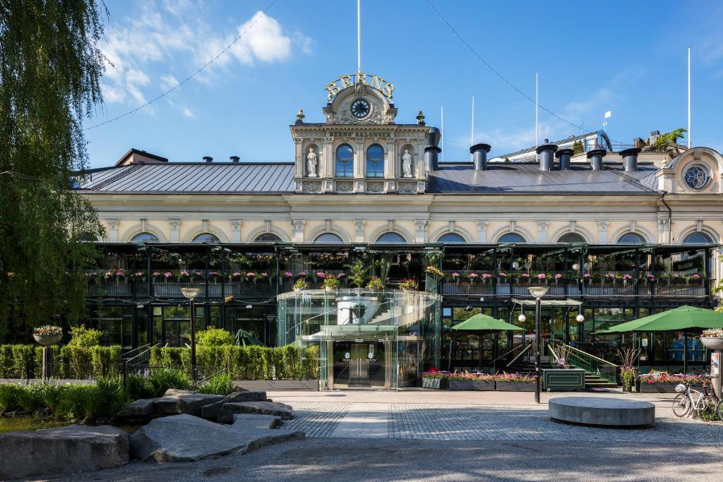 斯德哥尔摩Berns, Historical Boutique Hotel & House of Entertainment since 1863的一座大型建筑,上面有一个钟楼