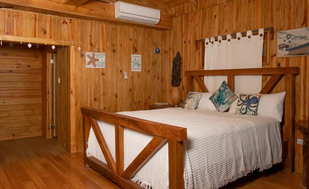 Paraíso海风酒店的小木屋内一间卧室,配有一张床