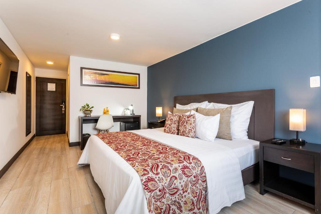 马尼萨莱斯卡雷特罗酒店的一间卧室配有一张带白色床单的大床