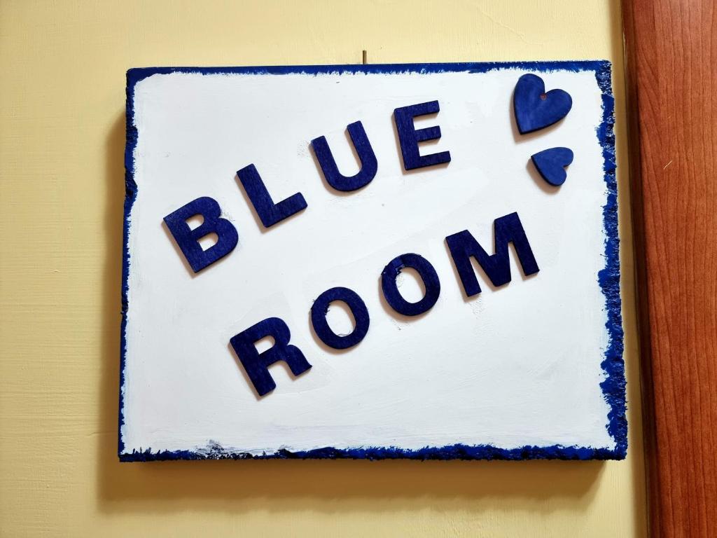 泰尔莫利Pepe rosa的上面有蓝色房间的一个蛋糕