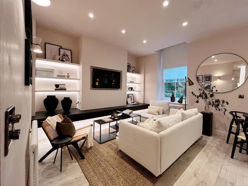 托德莫登Luxury 2 Bedroom Flat in Central Todmorden的客厅配有白色沙发和镜子