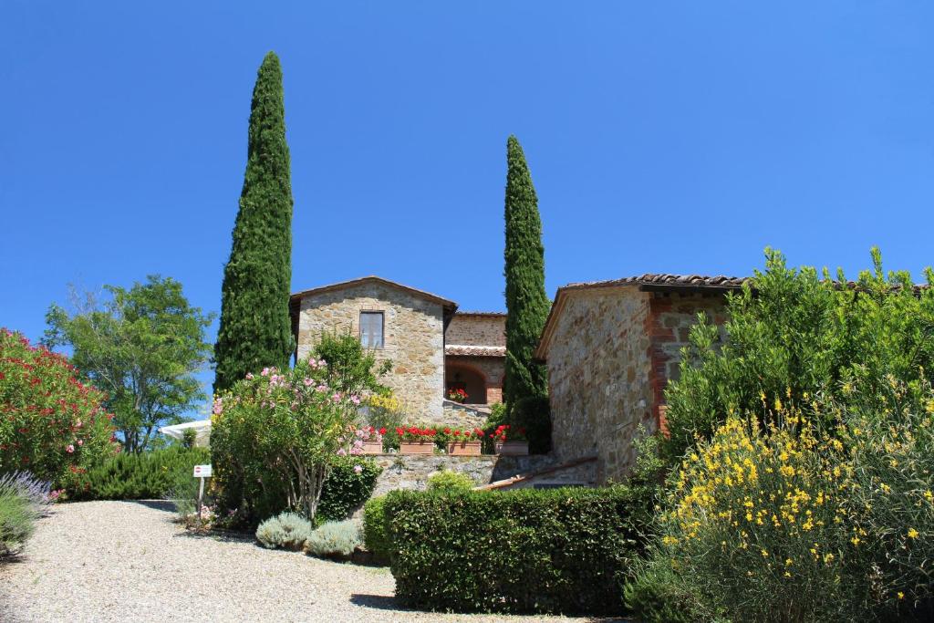 San GusmèArco al Poggio - Arceno Rentals Club的花园内一座石头房子,两棵树