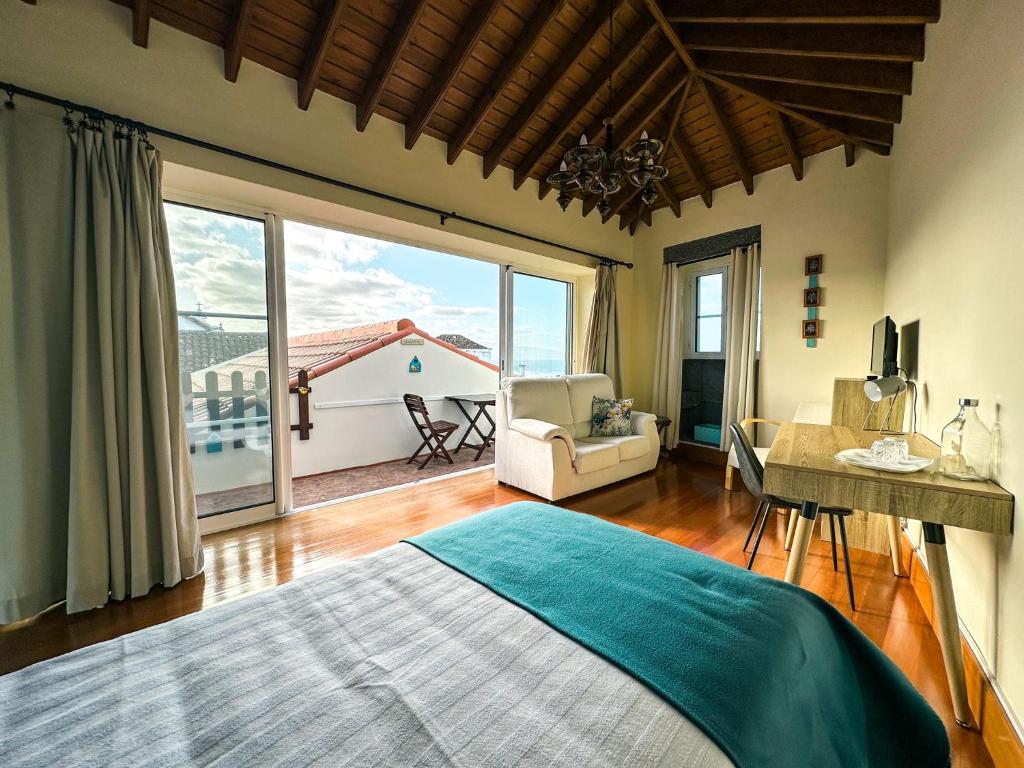 大里贝拉Matriz Guest House的一间卧室设有一张床和一个大窗户