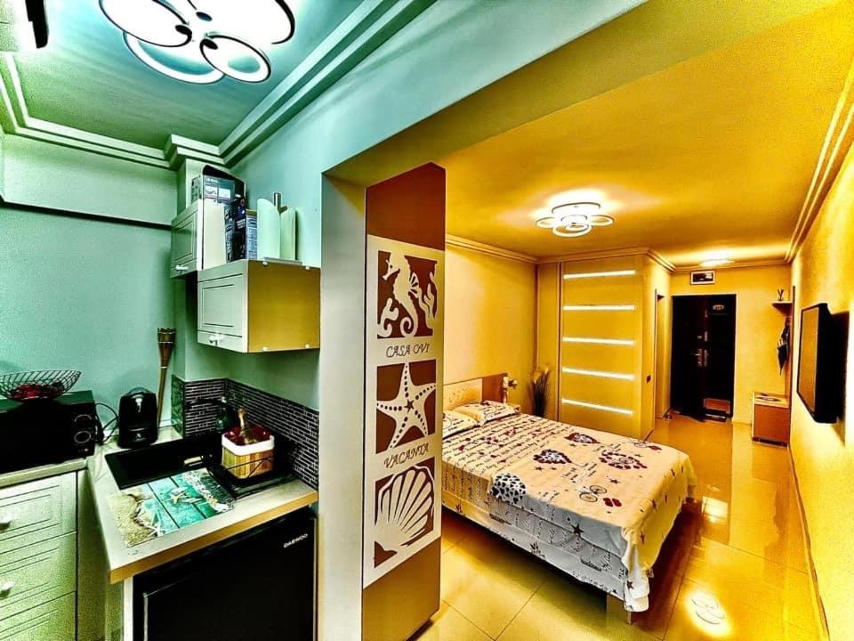 萨图恩Casa Ovi的一间小卧室,卧室内配有一张床铺