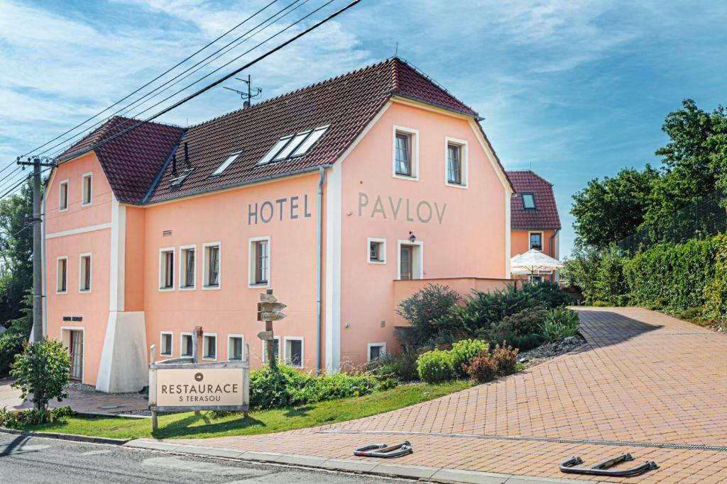 巴甫洛夫巴甫洛夫酒店的一座粉红色的大建筑,上面写着酒店玩具