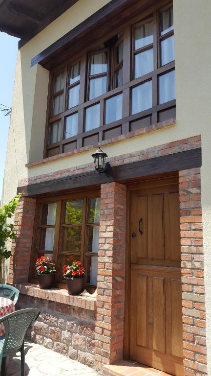 利亚内斯EL COLLAU的一座带木门和窗户的房子