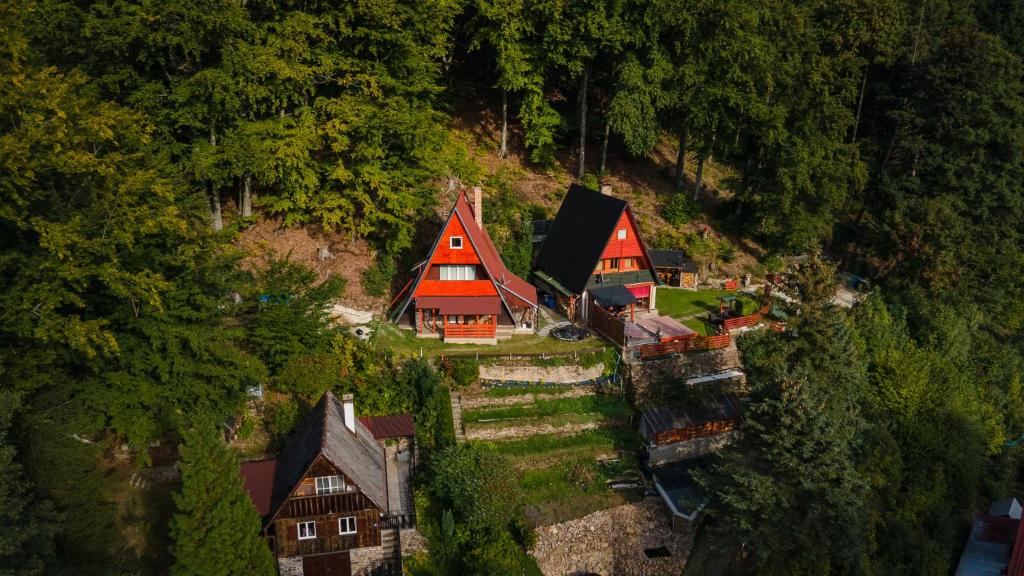 PerštejnCHATA VÁCLAV ÚDOLÍČKO的山丘上房屋的空中景致