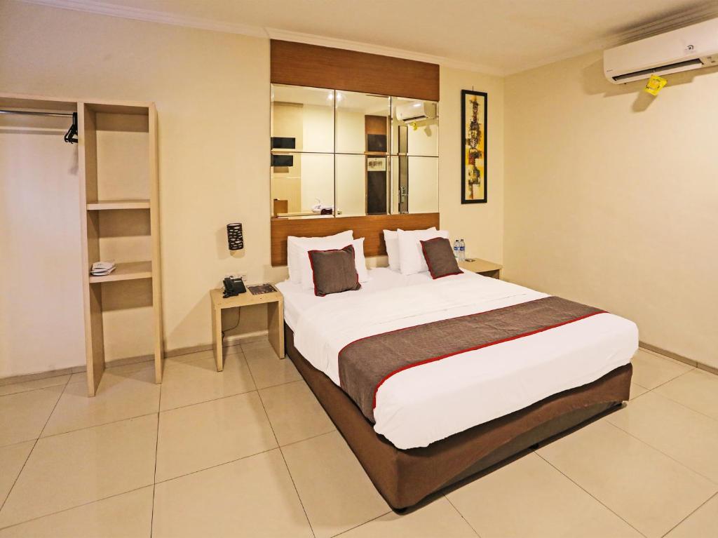 塞尔蓬Super OYO Townhouse OAK Hotel Fiducia Serpong的一间卧室,卧室内配有一张大床
