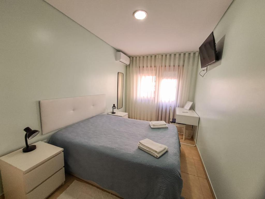 波尔图Private Room at Fatima's的一间小卧室,配有一张床和电视