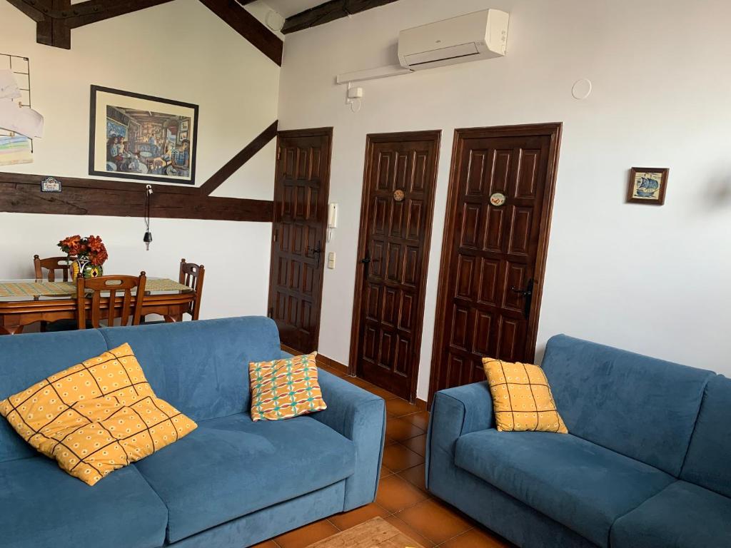 滨海比拉萨尔Apartament Cal Negre的客厅配有2张蓝色的沙发和1张桌子
