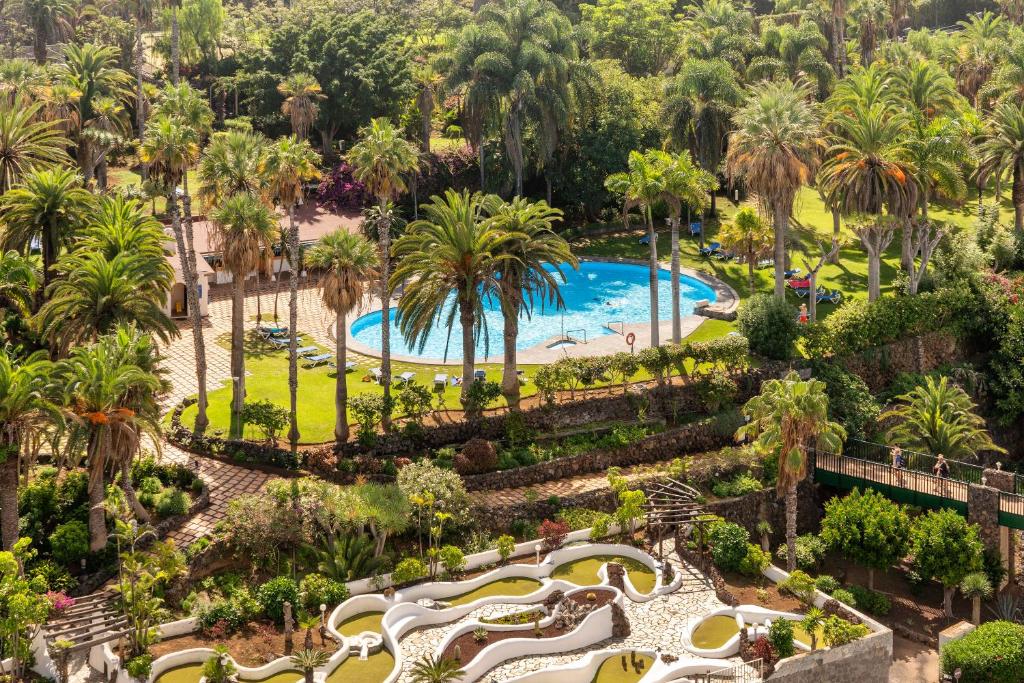 拉克鲁斯Precise Resort Tenerife的享有度假村游泳池的空中景致