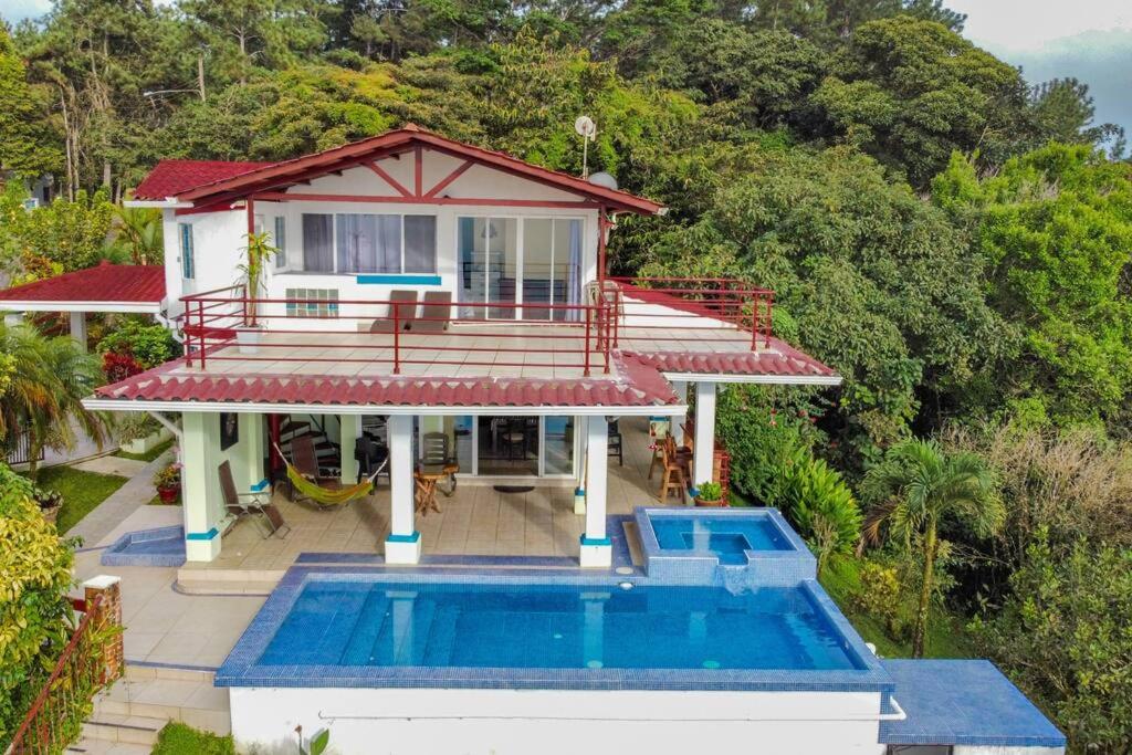 塞罗阿苏尔Villa La Vista of Panama City and magestical mountains from infinity pool的享有带游泳池的房屋的空中景致