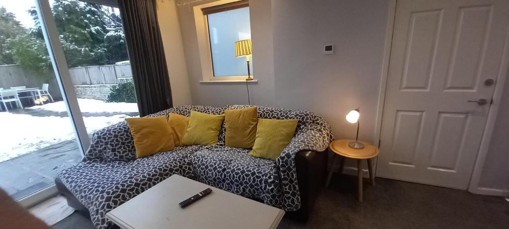 HillsboroughSpacious 2 Bed, Free Parking, Free Wifi - Serene Homes Sheffield的客厅配有带黄色枕头的沙发
