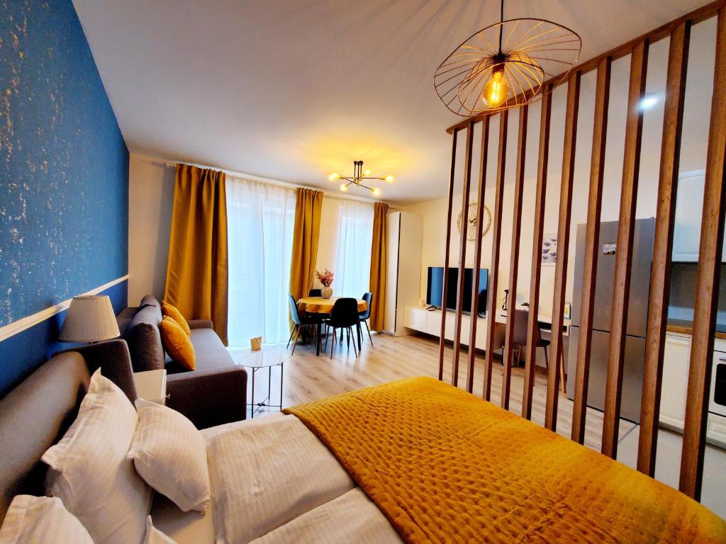 布达佩斯DN Blue Apartment的一间卧室设有一张床和一间客厅。